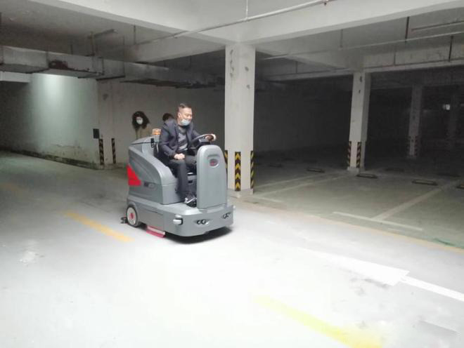 广元小区物业保洁不用人力改用驾驶式洗地机了